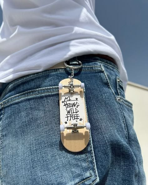 Skateboard Keychain, Skate Clothes, Skate Vibes, Skater Gifts, Skate Fits, Mini Skateboard, Skateboard Aesthetic, Cool Keychains, Skater Boys