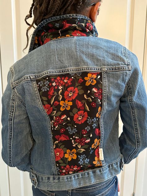 A flower garden on a jean jacket! This up-cycled jean jacket is embellished with pieces from a pre-loved blouse. Highlights are on the back and on the underside of the collar and cuffs. Note that this is a child's size. Denim Jacket With Embroidery, Jean Jacket With Quilt Block, Jean Jacket Customized, Punk Jean Jacket Diy, Jean Jacket Decorating Ideas, Jean Jacket Embellishments Ideas, Quilted Jean Jacket, Denim Bleach Art, Jean Jackets Diy