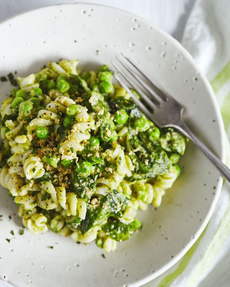 Creamy White Bean Pesto Pasta - Evergreen Kitchen White Bean Pesto, Natural Girl, Bean Pasta, Parmesan Recipes, Creamy Pesto, Vegetarian Pasta, Healthy Pasta Recipes, Spinach And Feta, Healthy Pastas