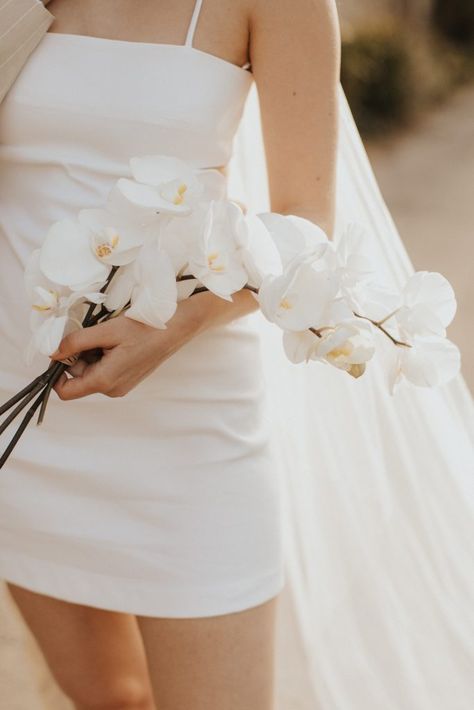 Bouquet Purse Wedding, Simple Orchid Bridal Bouquets, All Orchid Bouquet, Single Stem Orchid Bouquet, Bridesmaid Bouquet With Orchids, Bride Flower Bouquet Orchid, Diy Orchid Bouquet, Mini Bouquet Flowers Wedding, Small White Orchid Bouquet