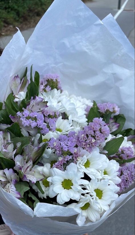 flowers, flower arrangement, bookey, violet and white flowers Flower Bookey Ideas, Violet Flower Bouquet, Flower Bookey, White And Purple Flowers, Purple Flower Arrangements, Purple Flower Bouquet, Small Purple Flowers, White Flower Bouquet, Purple And White Flowers