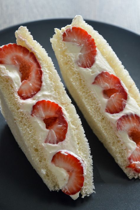 Learn how to make the strawberry sando, a typical, beautiful, easy, fun Japanese fruit sandwich made with strawberries and whipped cream. Strawberry Cheesecake Recipes, Japanese Fruit Sandwich Recipe, Strawberry Sandwiches, Japanese Fruit Sandwich, Strawberry Sando, Fruit Sando, Strawberry Sandwich, Freeze Strawberries, Japanese Sandwich