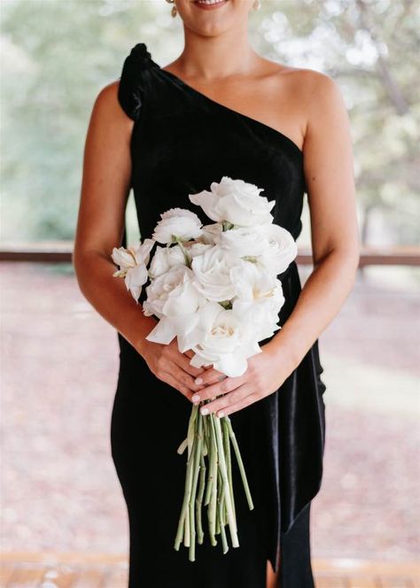 HANNAH + JEREMY AT YANDINA STATION – Willow Bud Wedding Flowers Simple Elegant Flowers Wedding, Black Dress White Bouquet, Black And White Bridesmaids Bouquet, Modern Simple Wedding Bouquet, Simple Modern Bouquet, Black Dress White Flowers, Bridesmaid Bouquet Black Dress, Bridesmaid Dresses Simple Elegant, White Rose And Ranunculus Bouquet