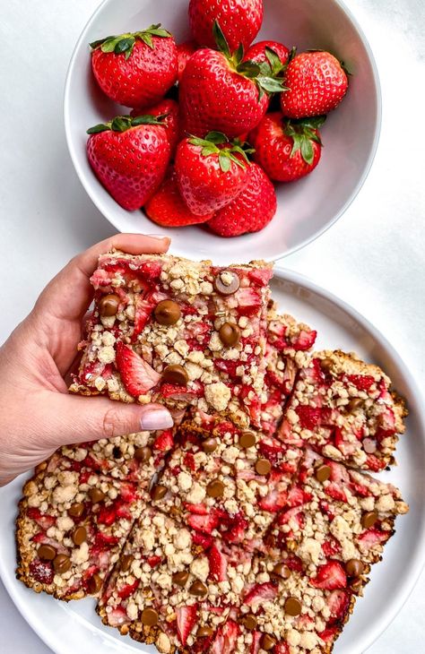 Strawberry Oatmeal Breakfast Bars Recipe - Everything Delish Everything Delish, Focus On Myself, Breakfast Bars Recipe, Strawberry Oatmeal Bars, Oatmeal Breakfast Bars, Strawberry Breakfast, Fit Recipes, Strawberry Oatmeal, Breakfast Cookies Healthy