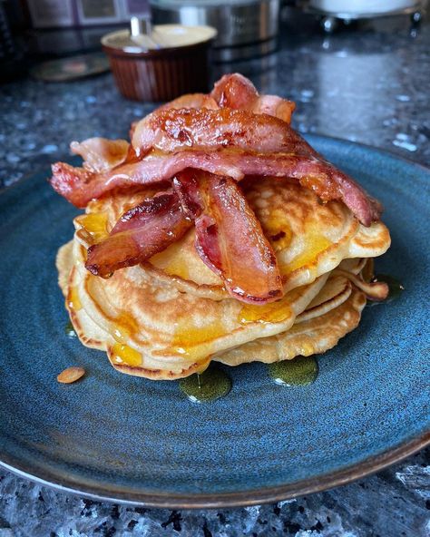 Pancakes Bacon Maple Syrup, Mac And Cheese Pancakes, Pancakes And Bacon Aesthetic, Pancakes And Bacon Breakfast, American Cafeteria, Pancakes Aesthetic Instagram, American Breakfast Aesthetic, Pancake Breakfast Ideas, Pancake And Bacon