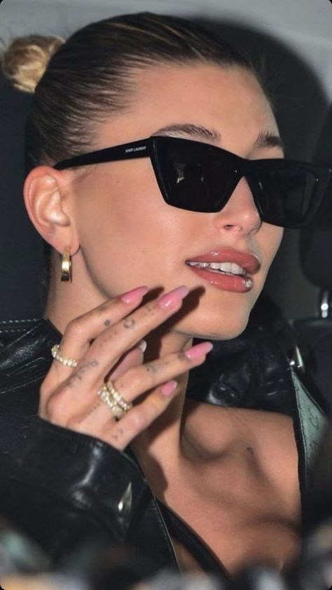 Stylish Sunglasses Women, Hayley Bieber, Elegant Sunglasses, Ysl Sunglasses, Celebrity Sunglasses, Cartier Sunglasses, Trendy Glasses, Stylish Glasses, Trendy Sunglasses