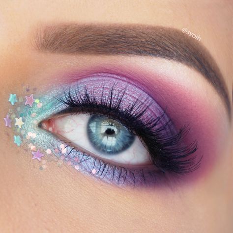 To create this colorful look I first went in with Makeupgeek eyeshadows Curfew, Carnival & Fashion Addict in my crease.… Unicorn Eyeshadow, Carnaval Make-up, Mac Make Up, Halloweenský Makeup, Make Up Designs, Unicorn Makeup, Purple Makeup, Smink Inspiration, Makijaż Smokey Eye