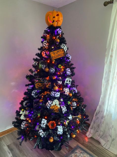 Halloween Theme Christmas Tree, Halloween Themed Christmas Tree, Hocus Pocus Christmas Tree, Halloween Christmas Tree Ideas, Halloween Trees Ideas, Black Halloween Tree, Christmas Tree Halloween, Halloween Tree Decorations, Season Tree