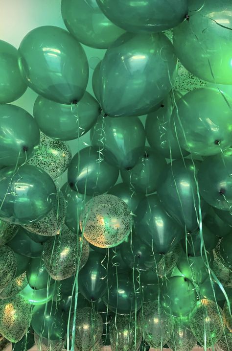 Wedding Aesthetic Green, St Pattys Party, Sweet Sixteen Birthday Party Ideas, Anniversaire Harry Potter, Birthday Party Theme Decorations, Green Balloon, Aesthetic Green, 18th Birthday Party, Green Theme