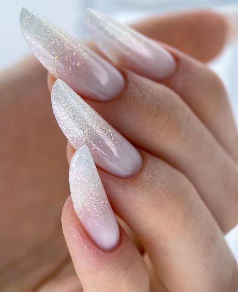 Simple Milky White Nails, Migdală Slim, Slim Nails Design, Nails Slim, Nails Milky White, Slim Nails, Milky White Nails, Classy Almond Nails, Yellow Nails Design