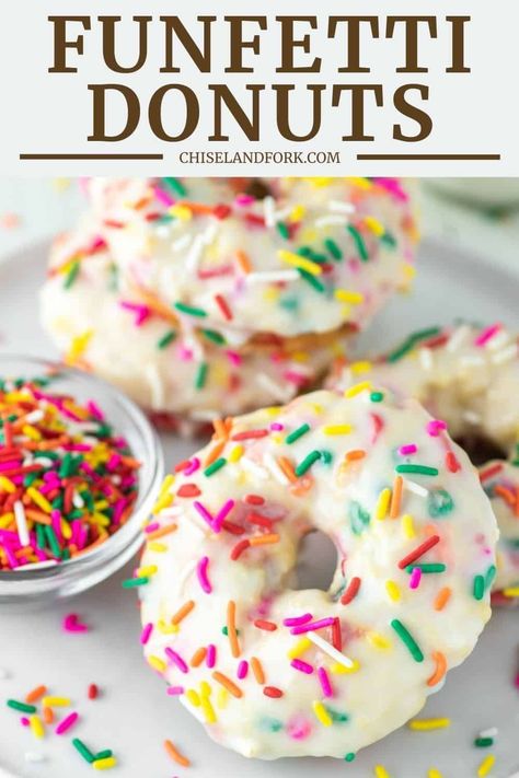 These funfetti donuts comprise baked vanilla donuts loaded with sprinkles and then dipped in a vanilla glaze and topped with more sprinkles. #funfettidonuts #bakedonuts #donuts Donuts With Sprinkles, Donut Calories, Healthy Donuts, Birthday Donuts, Donuts Recipe, Sprinkle Donut, Vanilla Glaze, Homemade Donuts, Oreo Dessert