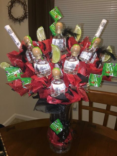 Mmmmmm😋 Boyfriend Cake, Booze Bouquet, Alcohol Bouquet, Christmas Tree Ideas Themed, Alcohol Gift Baskets, Liquor Gift Baskets, Liquor Bouquet, Birthday Boyfriend, Christmas Gift Baskets Diy