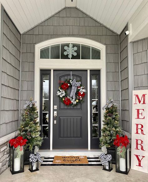 Front Door Christmas Decorations, Christmas Decor Inspiration, Christmas Front Doors, Christmas Front Porch, Christmas Porch Decor, Front Porch Christmas Decor, Christmas Decorations For The Home, Christmas Door Decorations, Christmas Porch