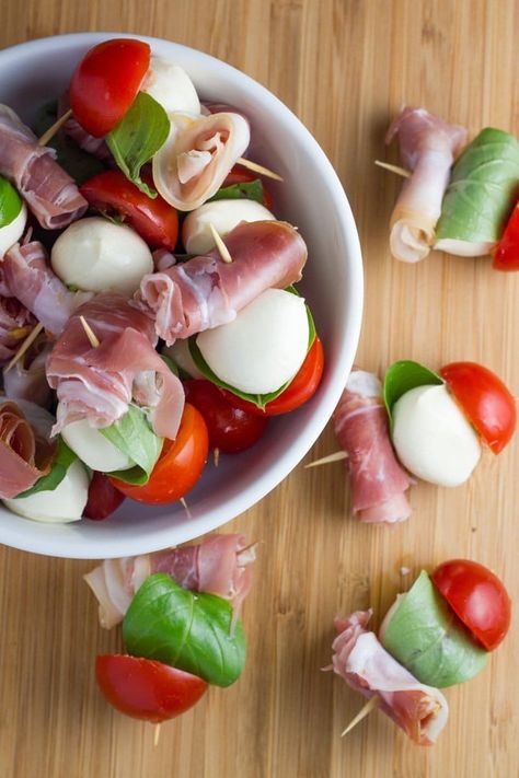 Bocconcini Skewers, Appetizer For Christmas, Mozzarella Skewers, Prosciutto And Mozzarella, Xmas Appetizers, Savoury Bites, Prosciutto Mozzarella, Gluten Free Puff Pastry, Wedding Appetizers