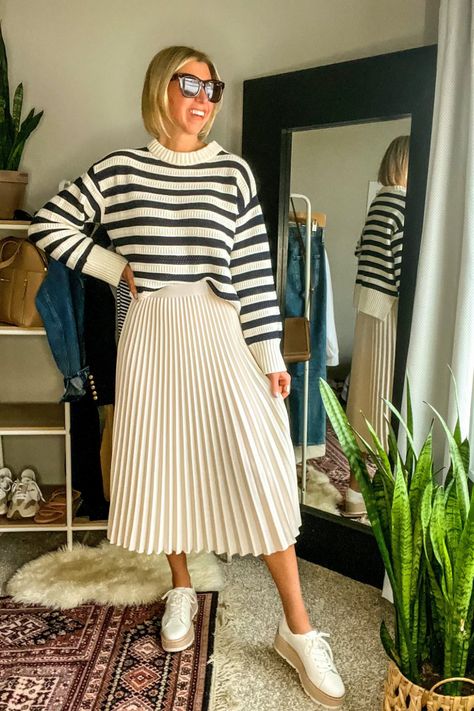 Cream Pleated Skirt Outfit, Sweater And Pleated Skirt Outfit, Pleaded Skirt Outfits, Cream Skirt Outfit, White Pleated Skirt Outfit, Pleated Skirt Winter, Beige Midi Skirt, Skirt Outfit Fall, Pleaded Skirt