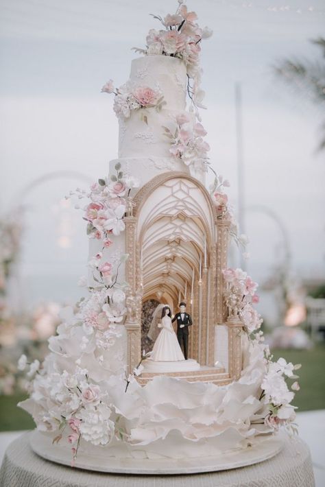 Wedding Cake 2024, Romantic Wedding Cakes, Huge Wedding Cakes, Castle Wedding Cake, Nice Cakes, Extravagant Wedding Cakes, Wedding In Bali, Royal Wedding Cake, Royal Cakes