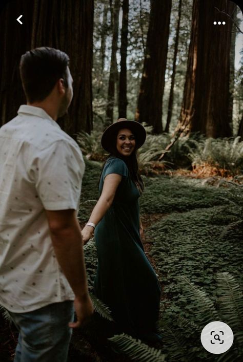 Pre Wedding Photoshoot Hill Station, Redwood Couple Photoshoot, Forest Couple Photography, Redwood Forest Photoshoot, Couples Photoshoot In Forest, Forest Couple Photoshoot Moody, Wood Couple Photoshoot, Hill Station Photography Ideas Couple, Couple Photoshoot In The Woods