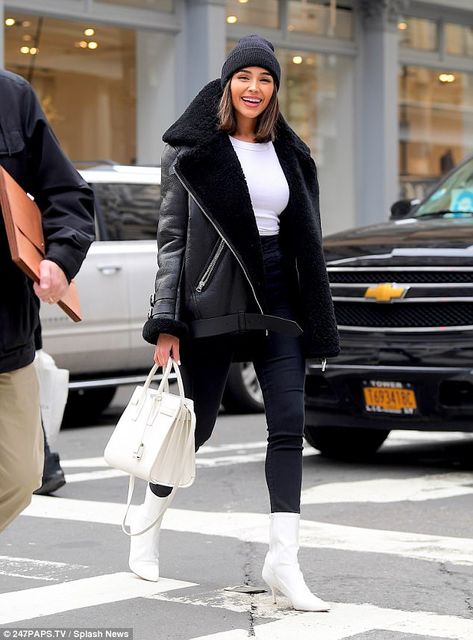 Retail therapy: Olivia Culpo treated herself to a shopping trip in NYC's SoHo district on ... Vinter Mode Outfits, Shopping In Nyc, Nyc Winter Outfits, Winter Mode Outfits, New York Outfits, Elegante Y Chic, Winter Outfits Cold, Olivia Culpo, Nyc Shopping