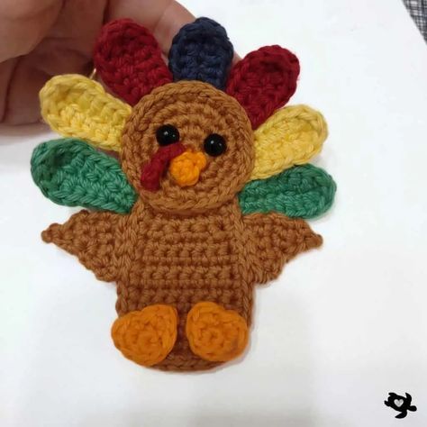 Crochet pattern: Turkey appliqué - Free Pattern - Natalina Craft Crochet Turkey Feathers, Crochet Turkey Applique, Crochet Turkey Applique Free Pattern, Turkey Crochet Pattern Free, Thanksgiving Crochet Patterns, Crochet Thanksgiving, Mirrors Ideas, Crochet Turkey, Crochet Projects To Sell