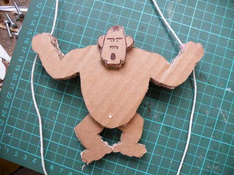 This climbing gorilla craft is a fun activity to do with kids while they learn about endangered animals such as gorillas. Toys Topic, Gorilla Craft, Monkey Crafts, Corrugated Card, Cardboard Toys, Cardboard Art, Unique Toys, Endangered Animals, Toys For Children