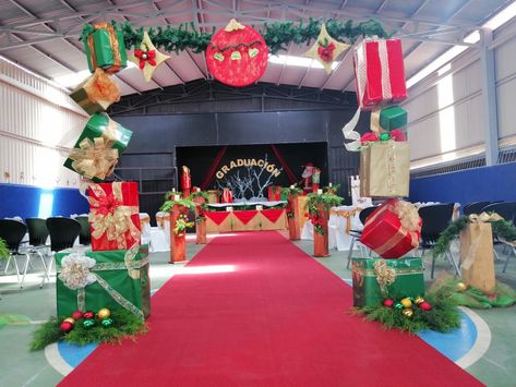 Decoracion de graduacion tematica navideña Operation Shoebox, Ideas Decoracion Navidad, Letter D Crafts, D Craft, Church Decor, Clay Flowers, Christmas Party, Party Decorations, Christmas Decorations