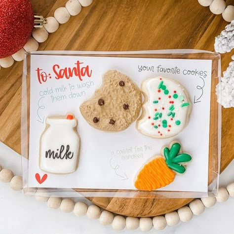 Cookies For Santa Royal Icing, Santa Heart Cookies, Sugar Cookies For Santa, Christmas Treat Packaging Ideas, Elf On Shelf Cookies, Gingerbread Royal Icing Cookies, Christmas Cookie Card, Cookies For Santa Decorated, Mini Christmas Cookies