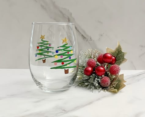 Holiday Wine Glasses Paint, Paint Wine Glasses Easy, Xmas Glass Painting, Glass Painting Christmas Ideas, Painting Christmas Wine Glasses, Painting Ideas On Wine Glasses, Wine Glass Painting Ideas Easy Christmas, Christmas Painted Glasses, Wine Glass Painting Ideas Christmas