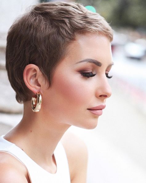 Women Super Short Hair, Very Short Woman Haircut, Very Short Womens Hair, Models With Pixie Hair, Celeb Pixie Haircut, Very Very Short Hair, Pixie Haircut Celebrities, Celebrities With Pixie Haircut, 90s Pixie Cut Straight Hair