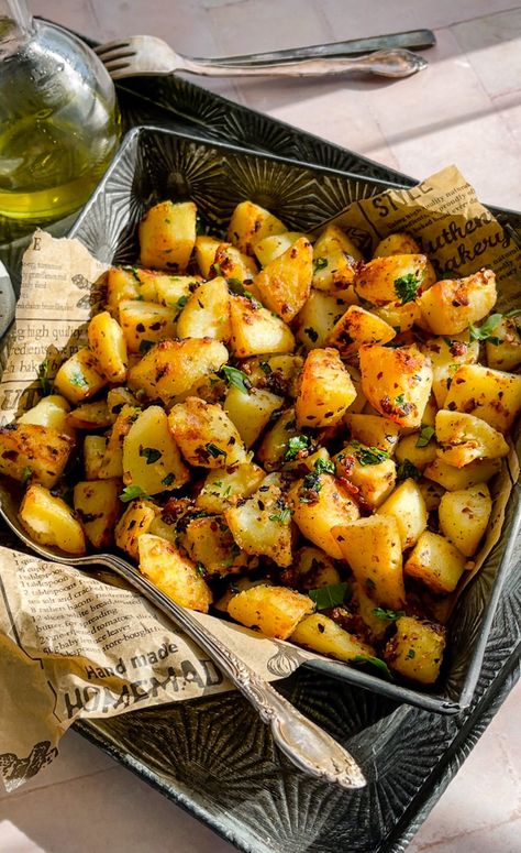 Crispy & Golden Batata Harra (Arabic Potatoes) - Hungry Paprikas Middle Eastern Potatoes, Arabic Potatoes, Turkish Potatoes, Mediterranean Potatoes, Hungry Paprikas, Batata Harra, Spicy Potatoes, Potato Side Dish, Healthy Potato Recipes