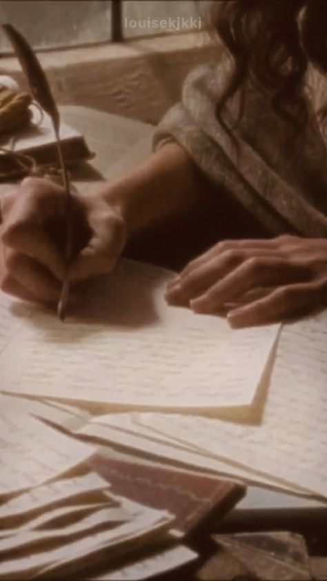 Woman writing on parchment with a feather quill. Beige color Academia Core, Feather Quill, Aesthetic Dark Academia, Long Books, Summer Romance, Brown Aesthetic, Dark Academia, Dark Aesthetic, Ideas Style