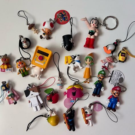 trinkets and whatnot #trinkets #keychains Grunge Trinkets, 2000s Trinkets, Trinket Collection Aesthetic, Thrifted Trinkets, Clutter Keychain, Trinkets Keychain, Japanese Trinkets, Trinket Keychain, Trinkets Aesthetic