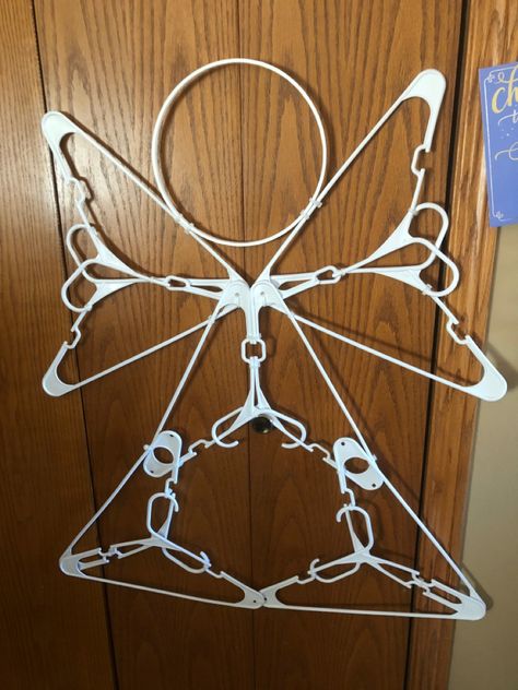 Made from plastic clothes hangers and painted embroidery hoop. Angel Made From Plastic Hangers, Plastic Clothes Hangers Crafts, Hanger Angel, Christmas Shoes Diy, Painted Embroidery, Wire Hanger Crafts, Hanger Art, Hanger Christmas Tree, Diy Christmas Snowflakes