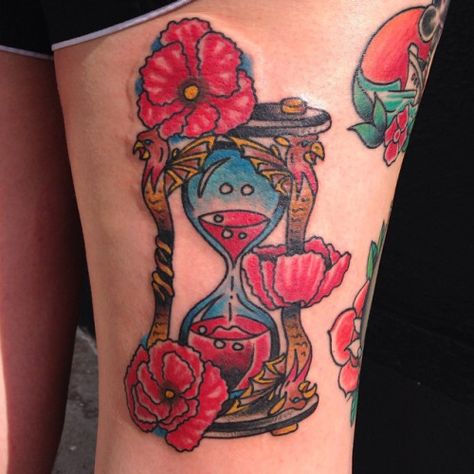 I really want a Wizard of Oz hourglass tattoo with poppies! Wizard Of Oz Hourglass Tattoo, Sunflower Sleeve, Wizard Of Oz Tattoo, Oz Tattoo, Tattoos Inspo, Hourglass Tattoo, Hummingbird Art, City Kid, Awesome Tattoos