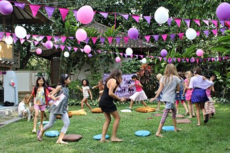 Sack Race Ideas Outdoor Games, Picnic Activities For Kids, Girls Party Games, Balloon Race, Sack Race, Musical Chairs, Fiesta Tropical, Festa Party, Kids Party Games