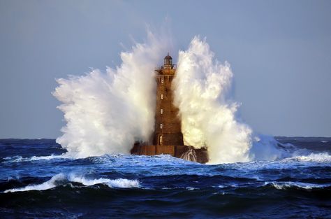 Such a great example of not being moved...standing strong. Love this imagery! Huge Waves, Lighthouse Photos, Lighthouse Pictures, Brittany France, Beautiful Lighthouse, Foto Tips, In The Ocean, Ocean Waves, Beautiful World