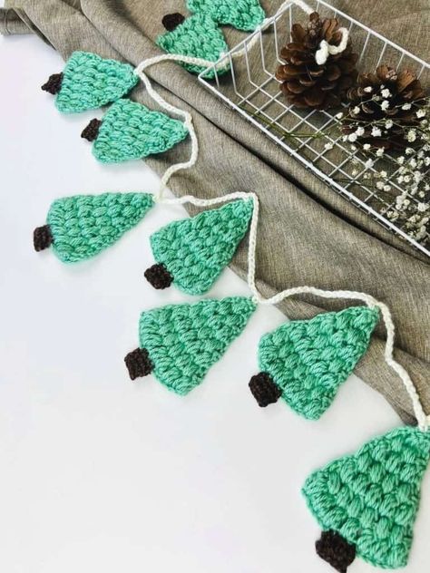 Crochet Christmas Tree Garland, Crochet Christmas Lights, Crochet Christmas Garland, Crochet Christmas Trees Pattern, Crochet Christmas Stocking Pattern, Tree Crochet, Bunting Pattern, Crochet Christmas Ornaments Free, Crochet Christmas Tree