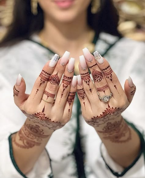 Nails With Mehendi Hands, Nails On Mehendi Hands, Mehendi Nails Art, Nails Acrylic For Bride, Nails For Saree, Bridal Nails With Mehendi, Indian Bridal Nails Designs Brides, Nails For Marriage, Nikkah Nails