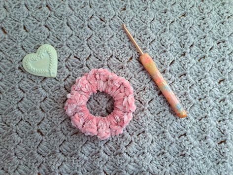 Crochet Velvet Pastel Scrunchie Free Pattern Crochet A Scrunchie, British Terms, Scrunchie Crochet, Scrunchie Pattern, Cottagecore Crochet, Elegant Crochet, Beginners Crochet, Crochet Easy, Velvet Scrunchie