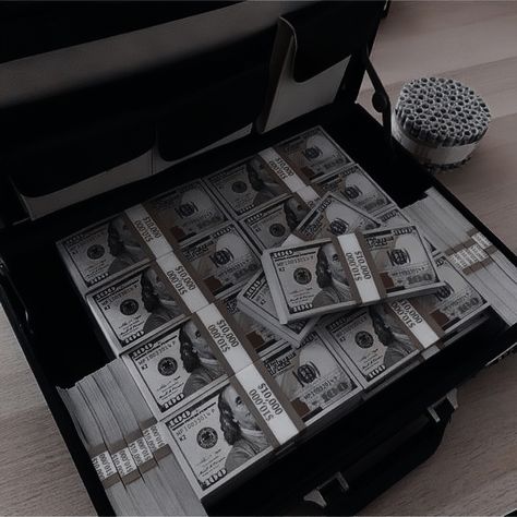 Money Briefcase, Camorra Chronicles, Money Generator, Money Stacks, Rich Girl Aesthetic, Rich Girl Lifestyle, Money On My Mind, Rich Lifestyle, Luxury Lifestyle Dreams