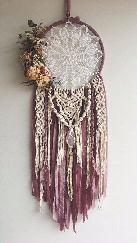 Diy Dream Catchers, Dream Catcher Bedroom, Atrapasueños Diy, Doily Dream Catchers, Diy Dream Catcher Tutorial, Lace Dream Catchers, Dream Catcher Patterns, Dream Catcher Tutorial, Beautiful Dream Catchers