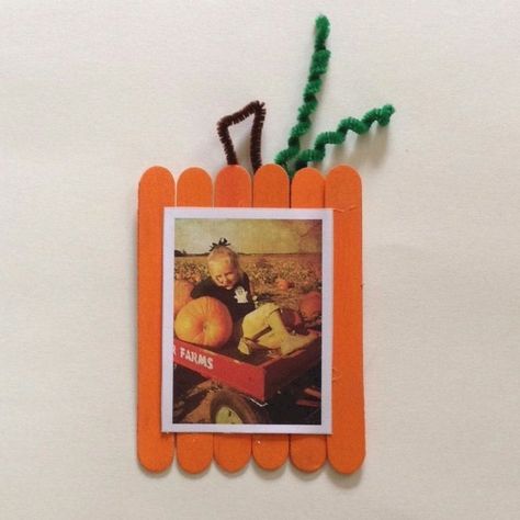 The kids will love making this Craft Stick Pumpkin Frame and attaching their favorite Fall or Halloween picture. Hang for all to see. Halloween Picture Frames, Thanksgiving Crafts Preschool, Halloween Kindergarten, Picture Frame Crafts, Thanksgiving Pictures, Thanksgiving Preschool, Halloween Frames, Halloween Preschool, Daycare Crafts