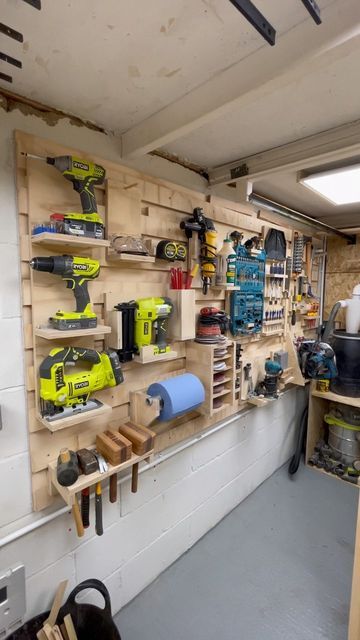 Carpenter Workshop Ideas, Small Wood Workshop, Carpentry Studio, Woodshop Interior, Workshop Bedroom, Carpenter Workshop, Art Studio Decor, Studio Garage, Handmade Tools