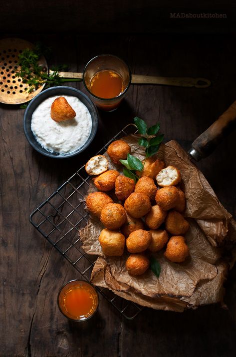 Mysore Bonda, Indian Food Photography, Fried Dumplings, Coconut Chutney, Food Photography Tips, Food Drink Photography, South Indian Food, Indian Snack Recipes, Indian Snacks