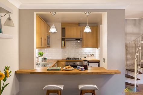 Wooden breakfast bar Bar Modern, Model Dapur, Kitchen Bar Design, Simple Kitchen Remodel, Interiors Kitchen, White Kitchen Remodeling, Breakfast Bar Kitchen, Diy Kitchen Remodel, Modern Kitchen Interiors