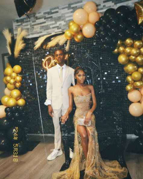 Golden Hour Prom Dress, Prom Dresses Gold Champagne, Prom Cars Black People, Gold Dresses Black Women, Prom Set Up, Light Brown Prom Dress, Prom Dress Ideas Black Women, White And Gold Dresses, Black Prom Couple