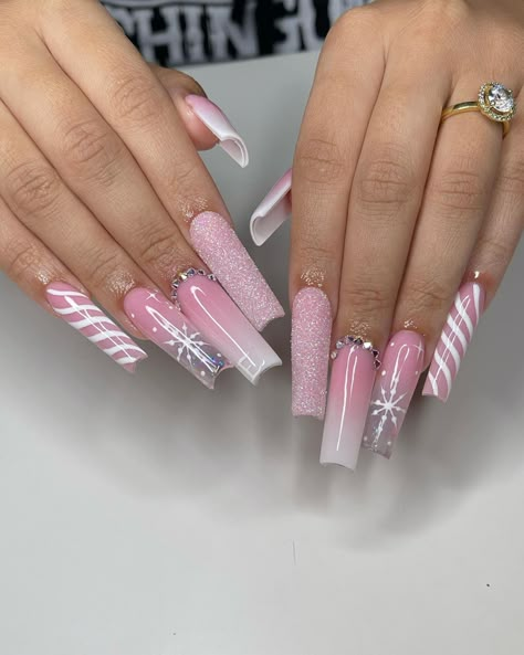 Cute Holiday Nails Acrylic, Trendy Winter Nail Designs, Winter Christmas Nails Pink, Baby Pink Nails Christmas, Pink Christmas Nail Designs Acrylic, Christmas Acrylic Nails Pink, Pink Christmas Nails Square, Pink And White Winter Nails, Trendy Christmas Nails Acrylic