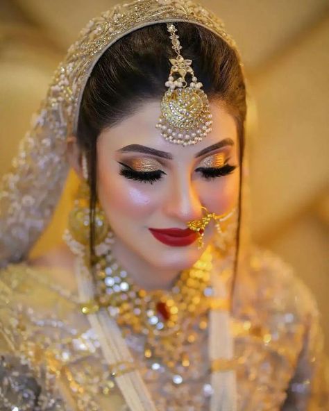 Nikkah Makeup, Nikkah Brides, White Eye Pencil, Tools Photography, Latest Bridal Makeup, Pakistani Makeup, Bride Looks, Wedding Makeup Bride, Bride Entry