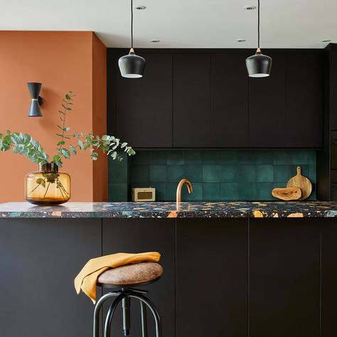 Black Walls Kitchen, Black Kitchen Ideas, All Black Kitchen, Kitchen Feature Wall, Modern Black Kitchen, Persian Cuisine, Black Kitchen Cabinets, Dark Kitchen, Dark Kitchen Cabinets