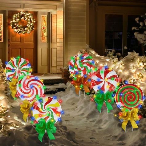 Christmas Decorations Garden, Diy Lollipop, Outdoor Christmas Decorations Yard, Christmas Lollipops, Outside Christmas Decorations, Christmas Decorations Outdoor, Christmas Yard Decorations, Christmas Float Ideas, Candy Decorations