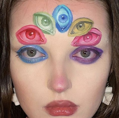 Bodypainting, Steven Universe Makeup Looks, Creative Face Makeup Art, Multiple Eyes Makeup, Brain Makeup, Third Eye Makeup, Eccentric Makeup, Abstract Makeup Looks, Checkered Makeup